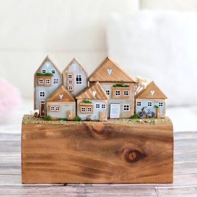 Dřevená vesnička v přírodních barvách