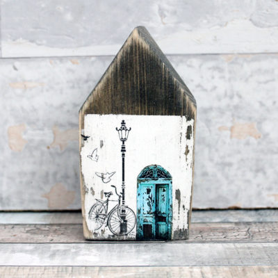 Domeček masiv malý - motiv kolo a modré dveře